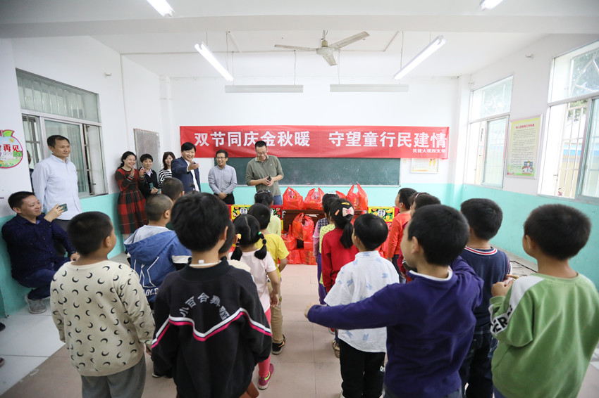 双节同庆金秋暖，守望童行民建情——民建大观四支部看望柏子小学留守儿童