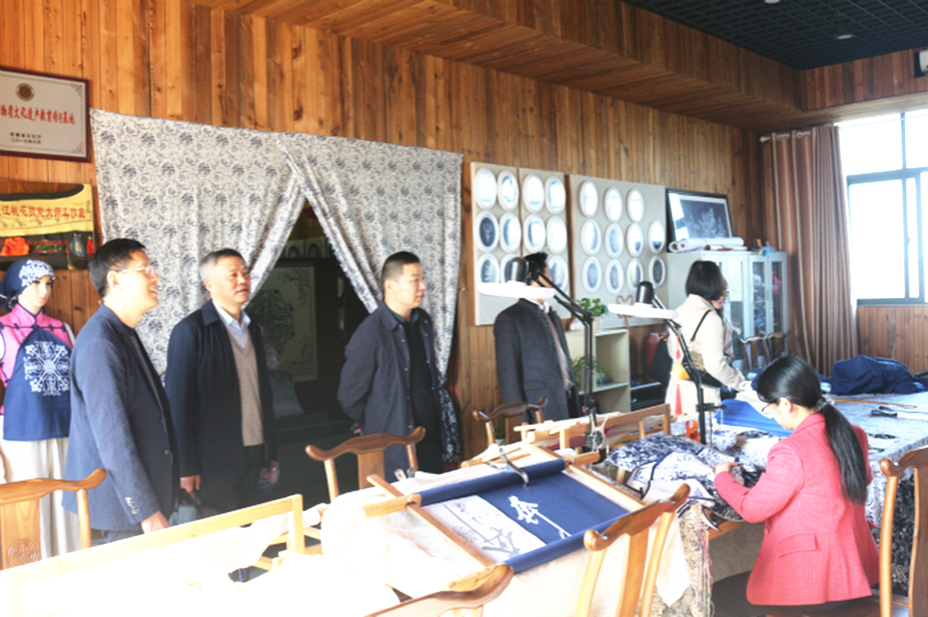 怀宁县委统战部考察团到民建会员单位--安庆皖江中等专业学?？疾旖涣? /></span>
</p>
<p class=
