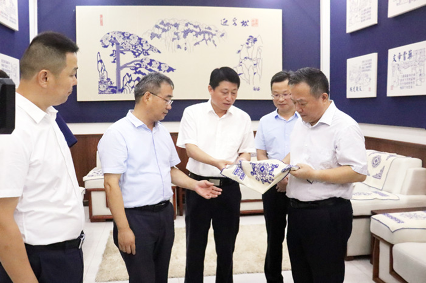 省人大常委会党组副书记、副主任宋国权到民建会员所属学?？疾斓餮? /></span>
</p>
<p class=