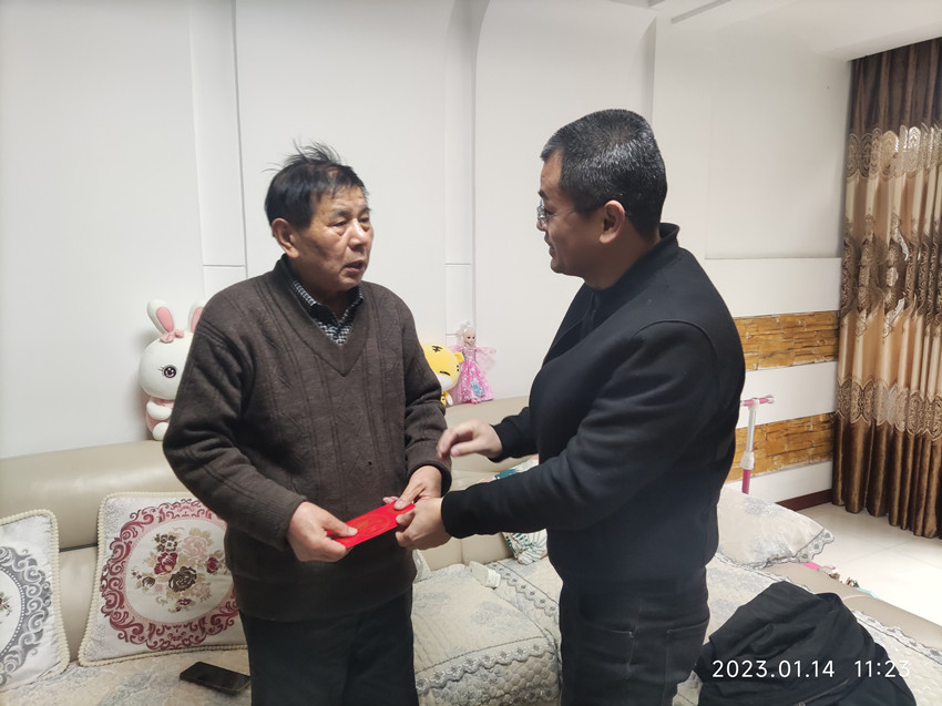 节前“送温暖”，关爱情谊浓
