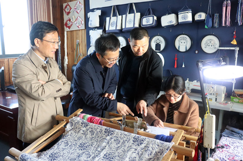 芜湖市镜湖区政协主席来宜赴民建会员所属学?？疾斓餮? /></span> 
</p>
<p class=