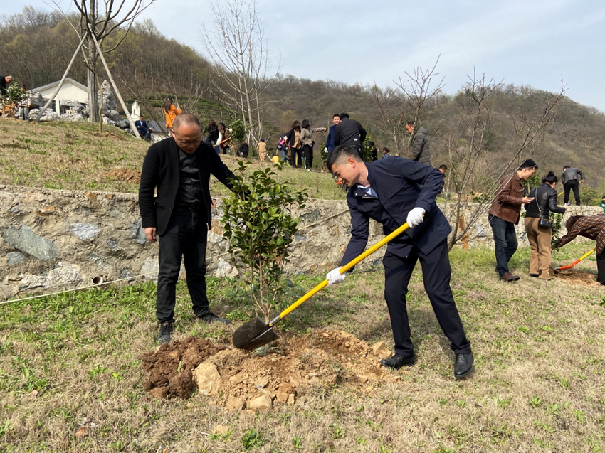 安庆市（民建）企业家联谊会开展“践行绿色发展，助力乡村振兴”义务植树活动