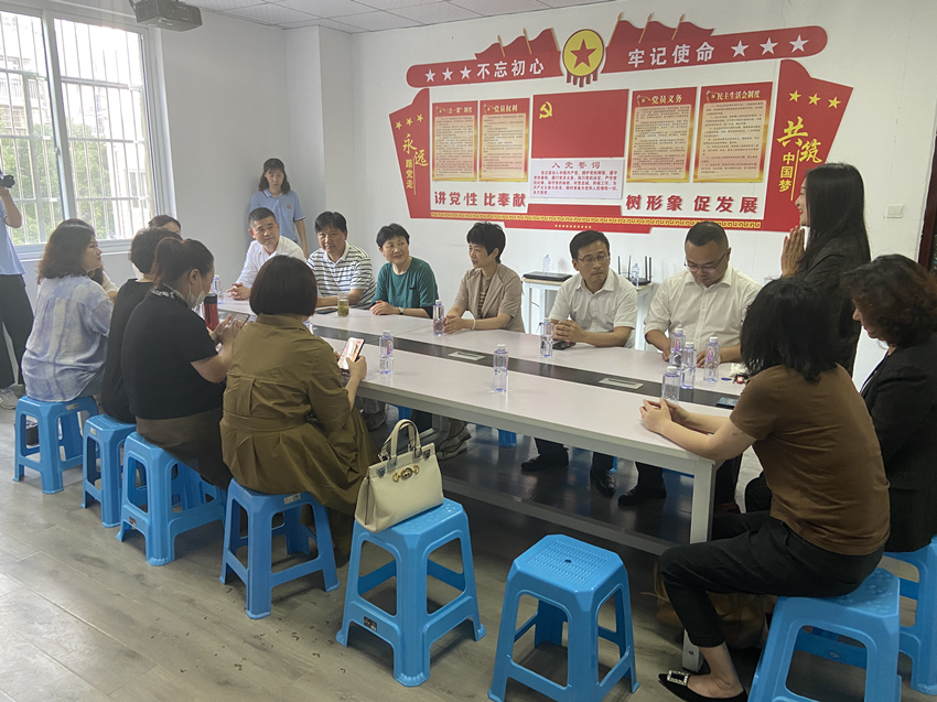 民建安庆市妇工委联合安庆市（民建）企联会开展“庆六一、送关爱”公益活动
