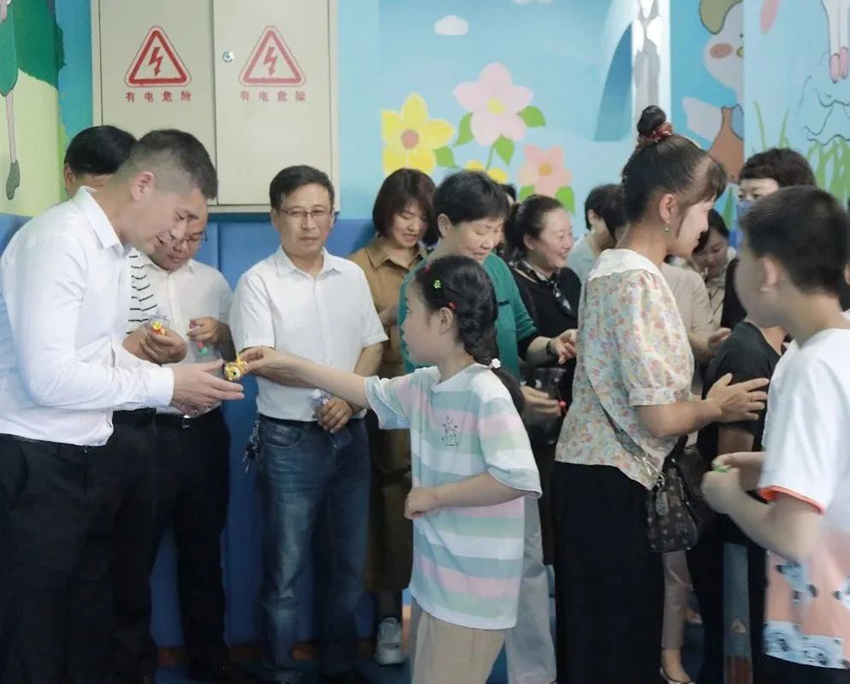 民建安庆市妇工委联合安庆市（民建）企联会开展“庆六一、送关爱”公益活动