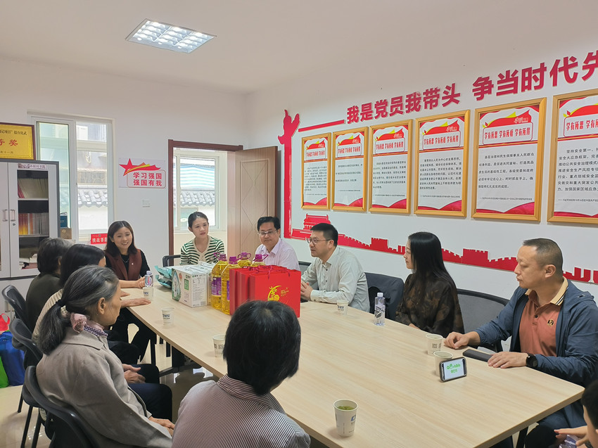 民建迎江区委一、五支部开展“情暖夕阳，喜迎双节”关爱老人慰问活动